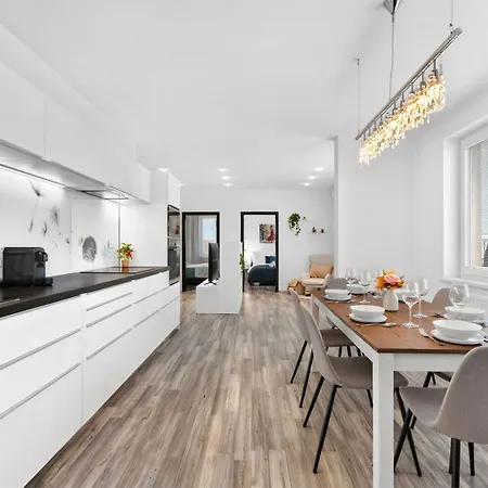 Spacious Family For 6 - Garage & Balcony *