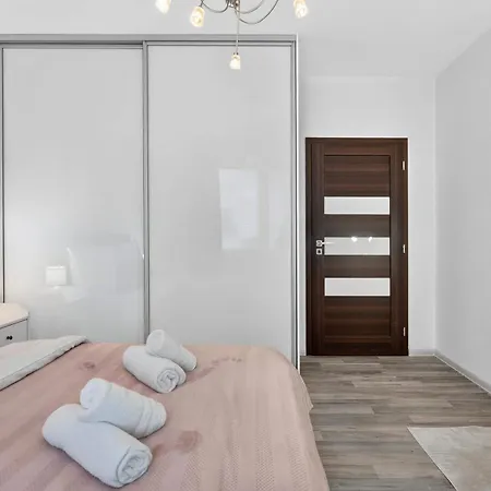 Spacious Family For 6 - Garage & Balcony *