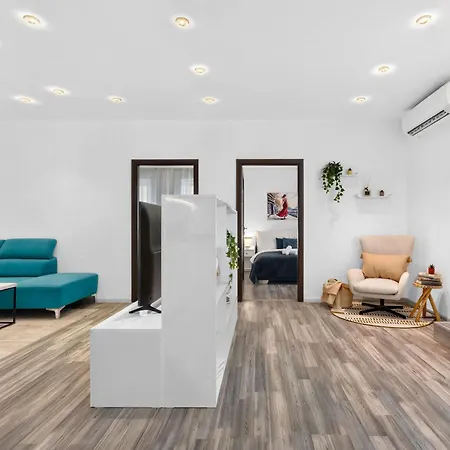 Spacious Family For 6 - Garage & Balcony