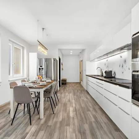 Spacious Family For 6 - Garage & Balcony *