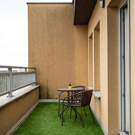 Spacious Family For 6 - Garage & Balcony *